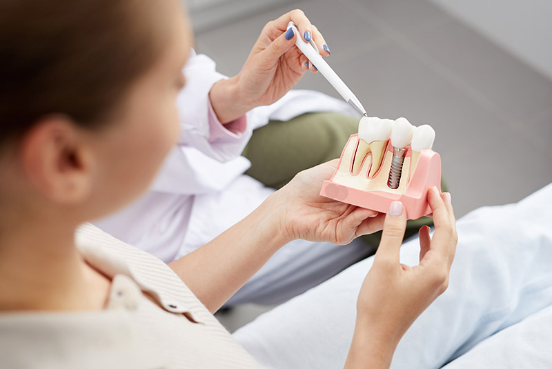 Dr educating patient durring consultation